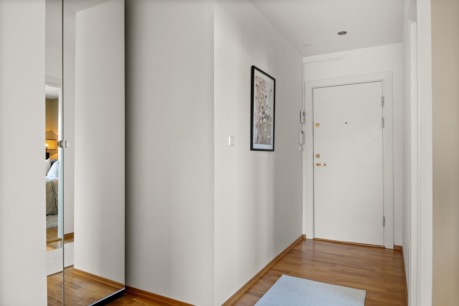 Fin entré med plass til garderobe. Nymalte vegger (2024) i lys farge Galleribilde