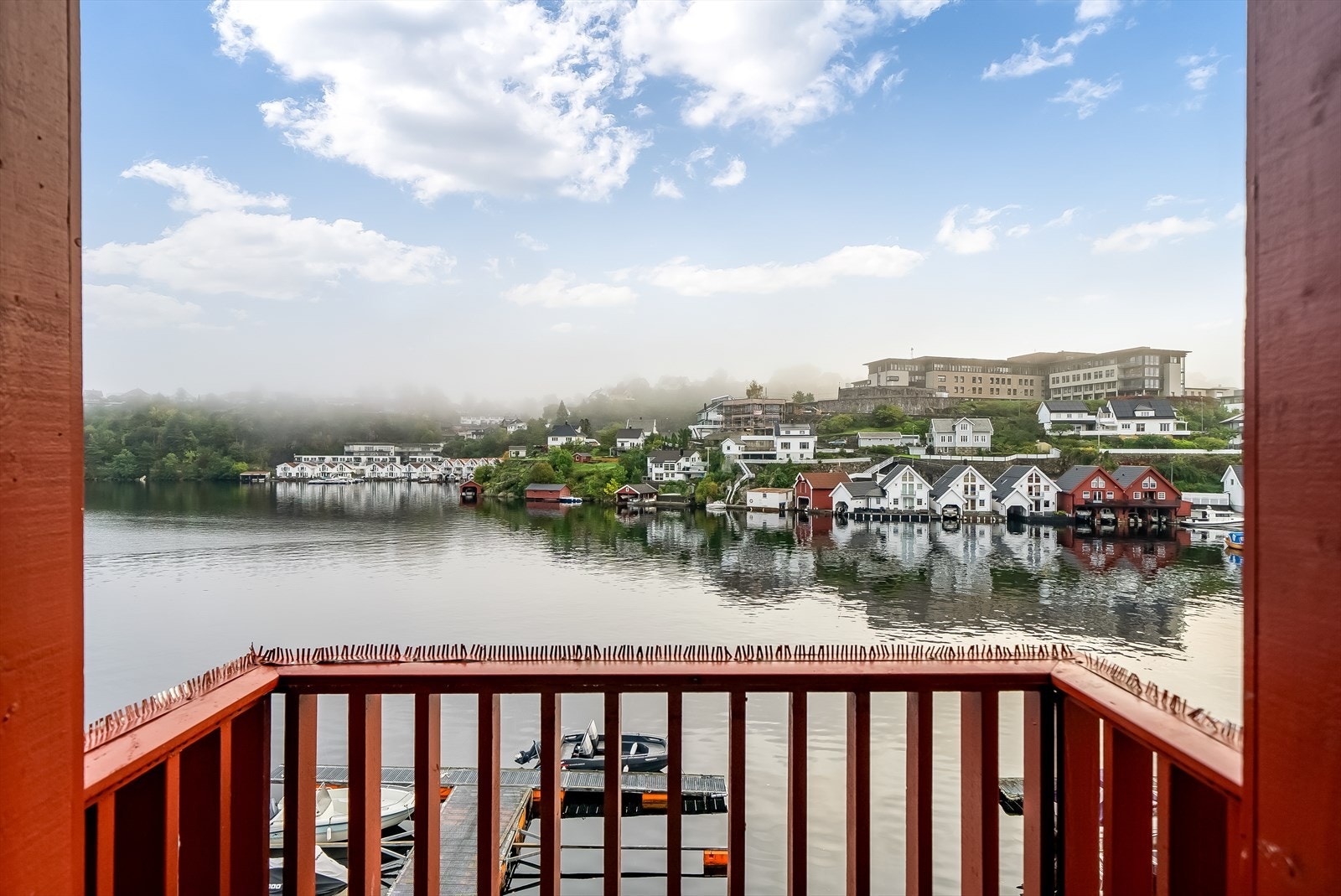 Her nyter du vakker utsikt mot fjord og fjell! Galleribilde