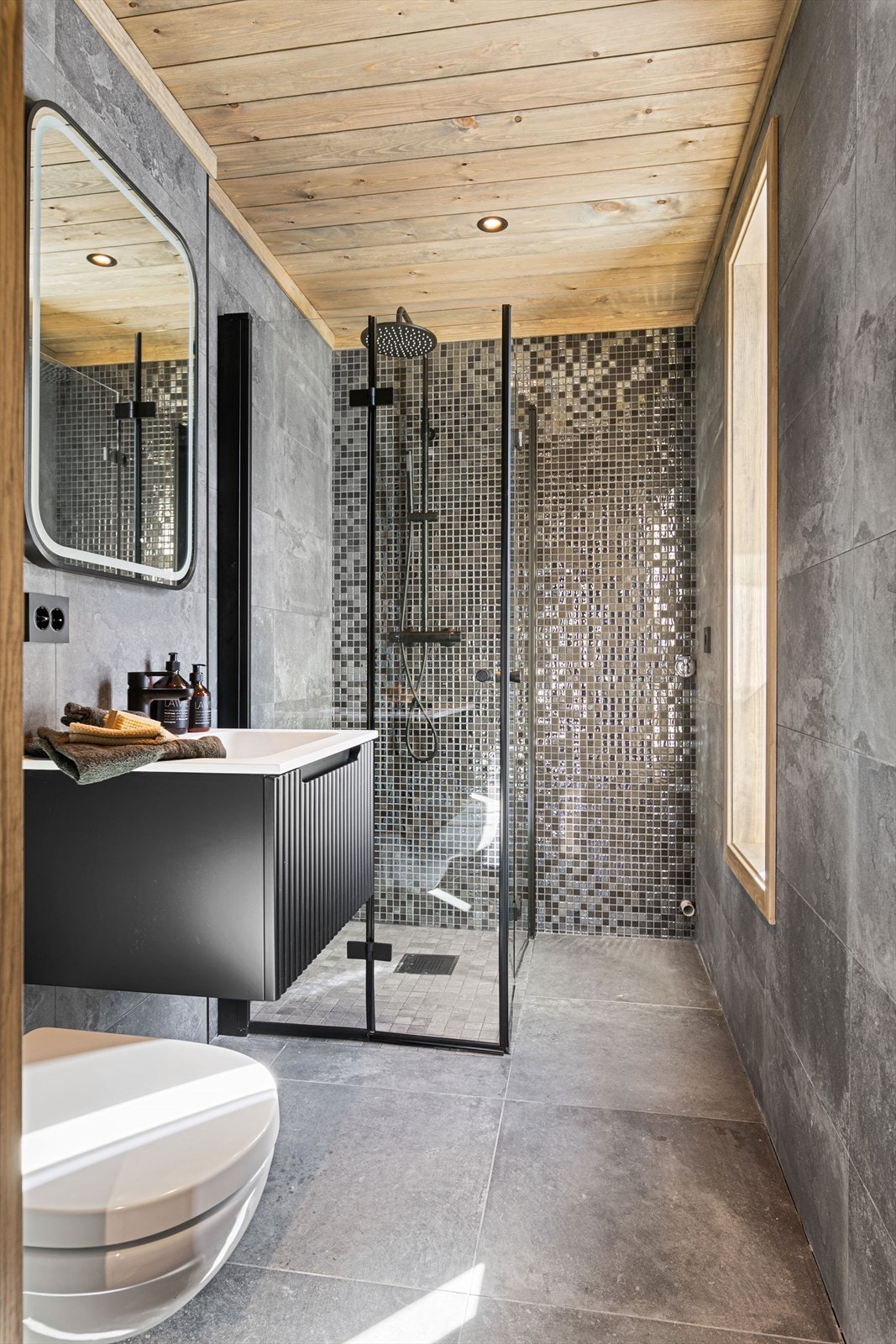 Eksempel på bad. Bilde fra en ferdigstilt bolig i prosjektet med en annen leveranse. Avvik vil forekomme. Galleribilde