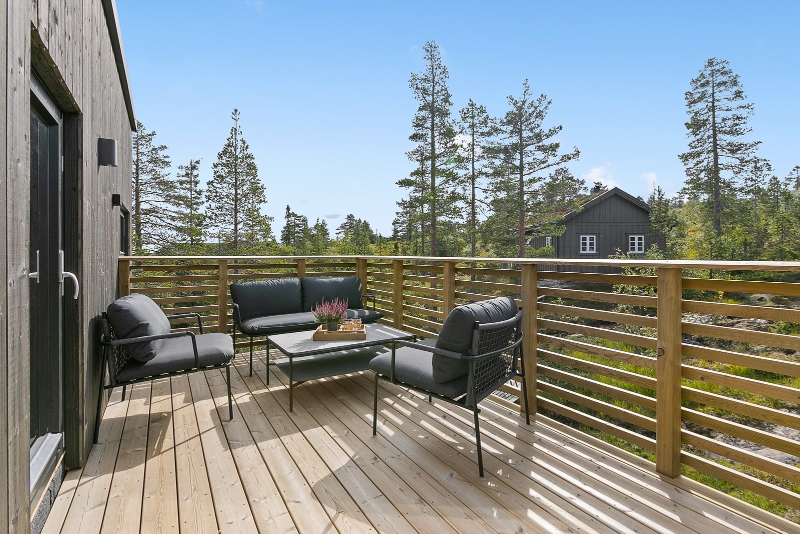 Eksempel på terrassealtan. Bilde fra en ferdigstilt bolig i prosjektet. Galleribilde