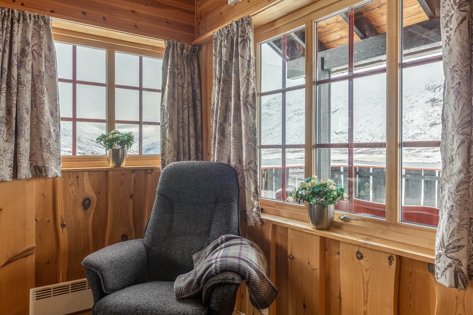 Finn roen på hytta med en god bok eller et "glass". Galleribilde