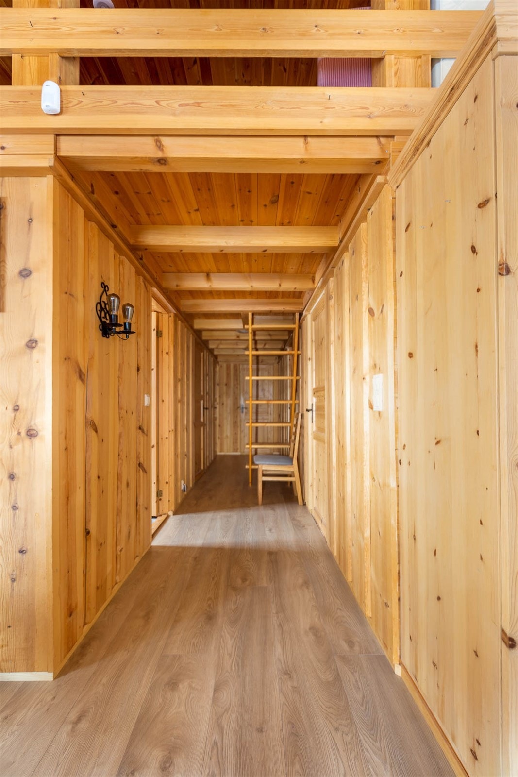 Mellomgang og trapp opp til hems. Galleribilde