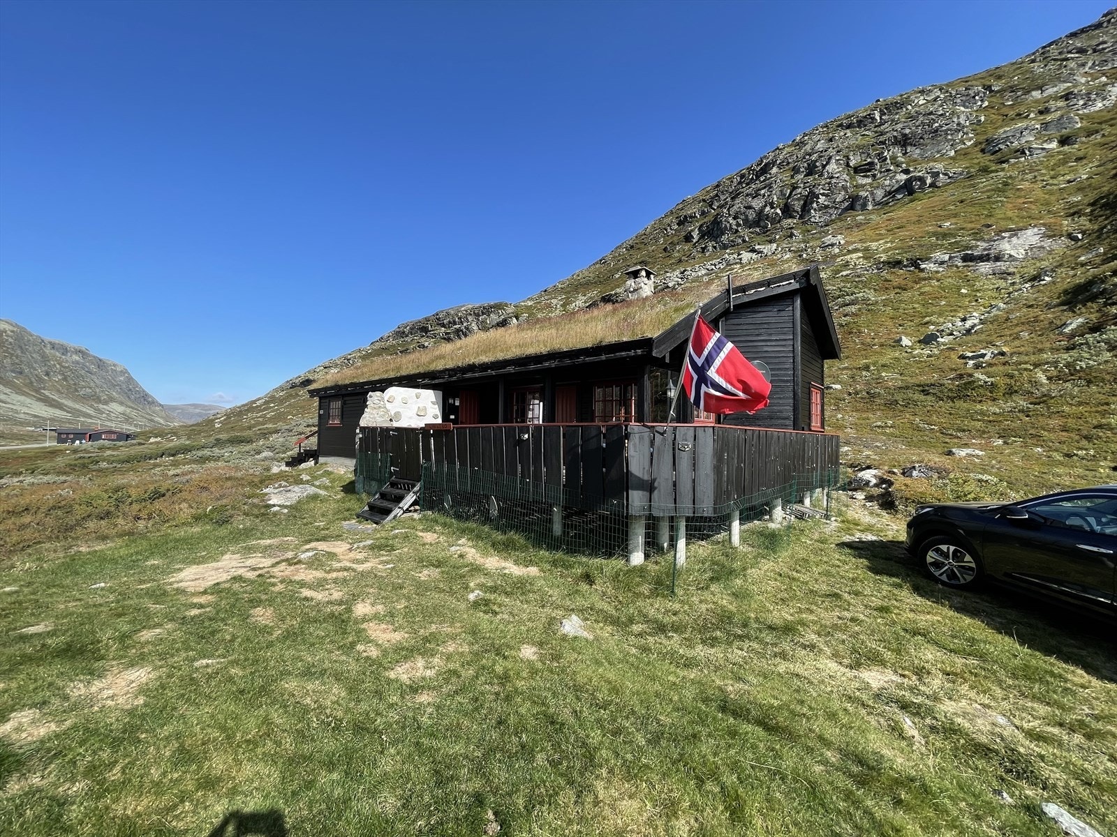 Hytta har stor solrik terrasse med lun solkrok. Galleribilde