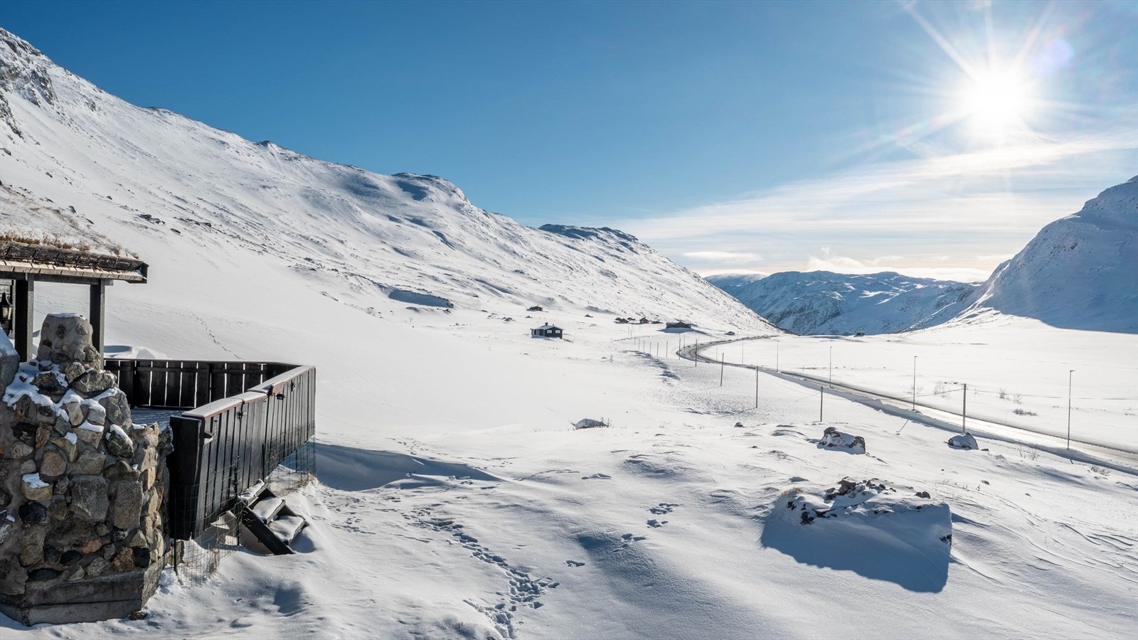 Solrik terrasse med panoramautsikt til fjellene. Galleribilde