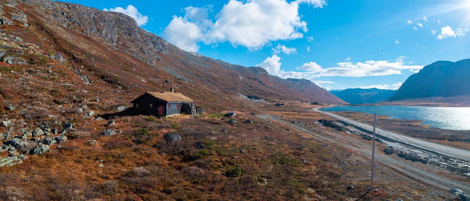 Hytta har flott utsikt mot Slettevatn og det magiske fjellpanoramaet. Galleribilde