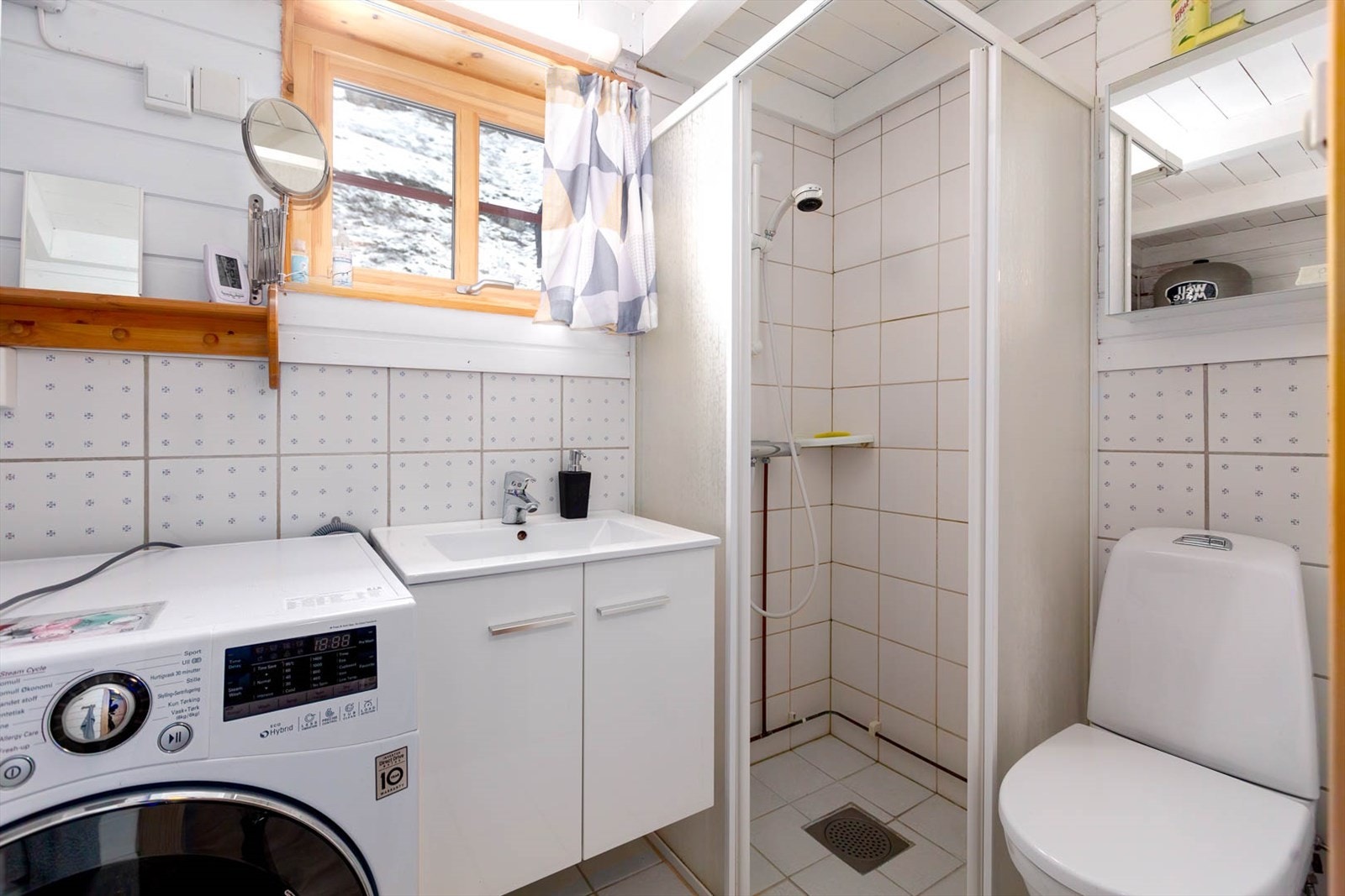 Baderom med opplegg for vaskemaskin Galleribilde