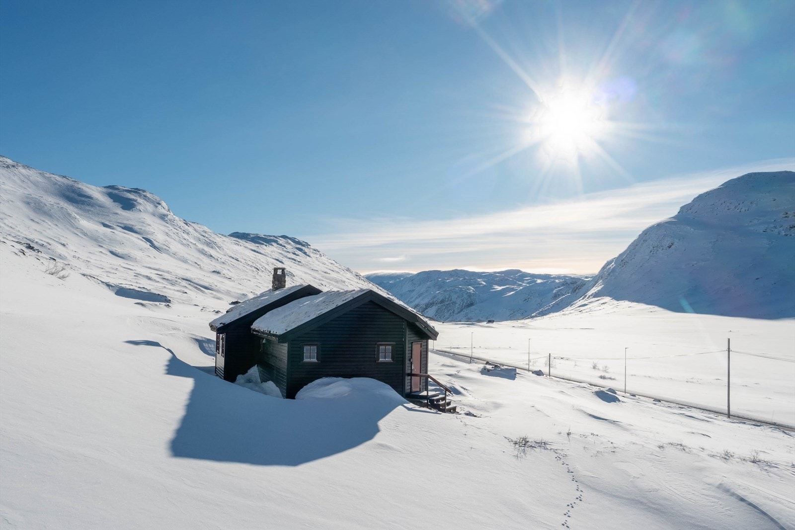 Frittliggende hytte beliggende tett på fjell og natur i et magisk topptureldorado. Galleribilde