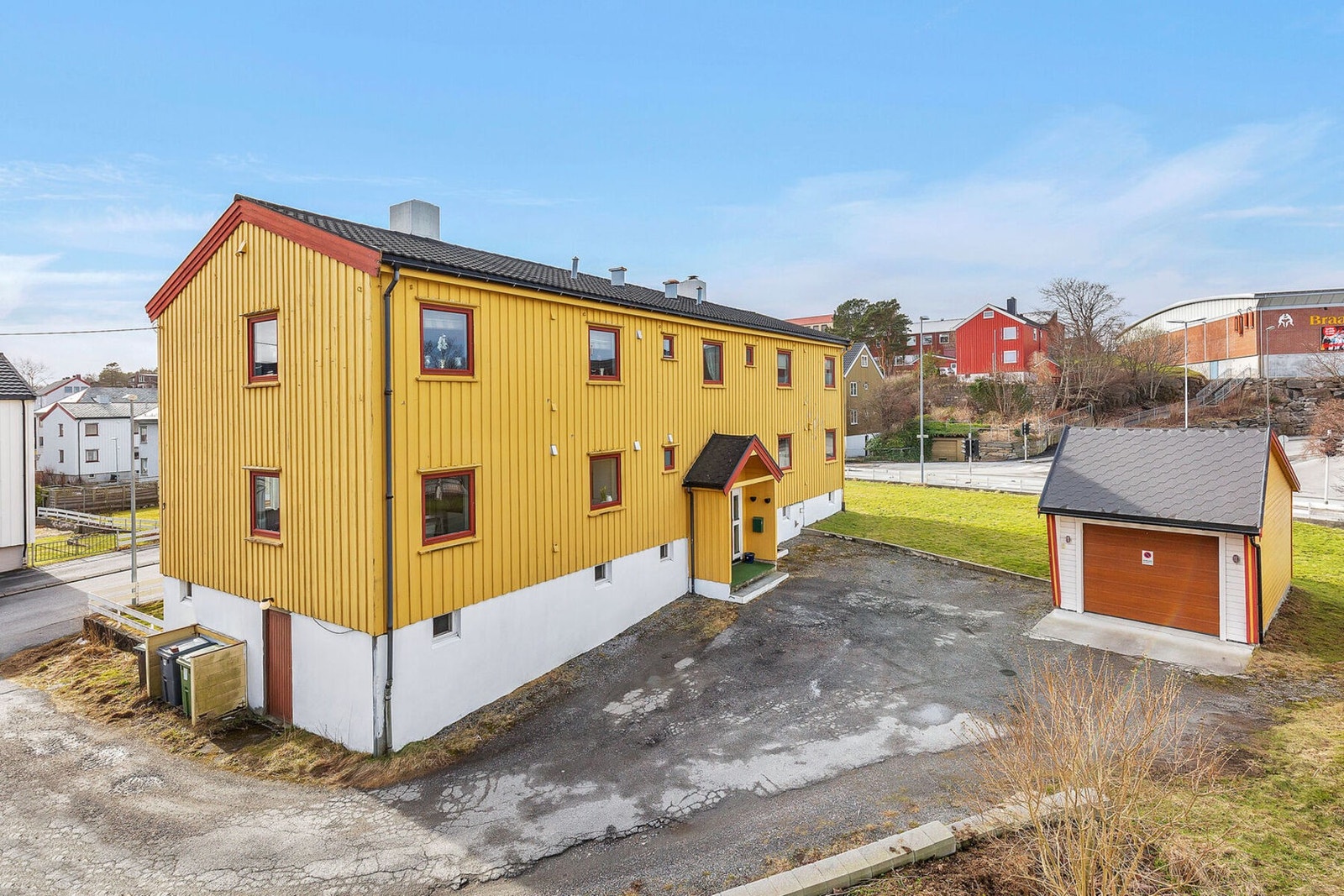 Leiligheten ligger i høy 1.etasje og har egen parkeringsplass med EL-billader Galleribilde