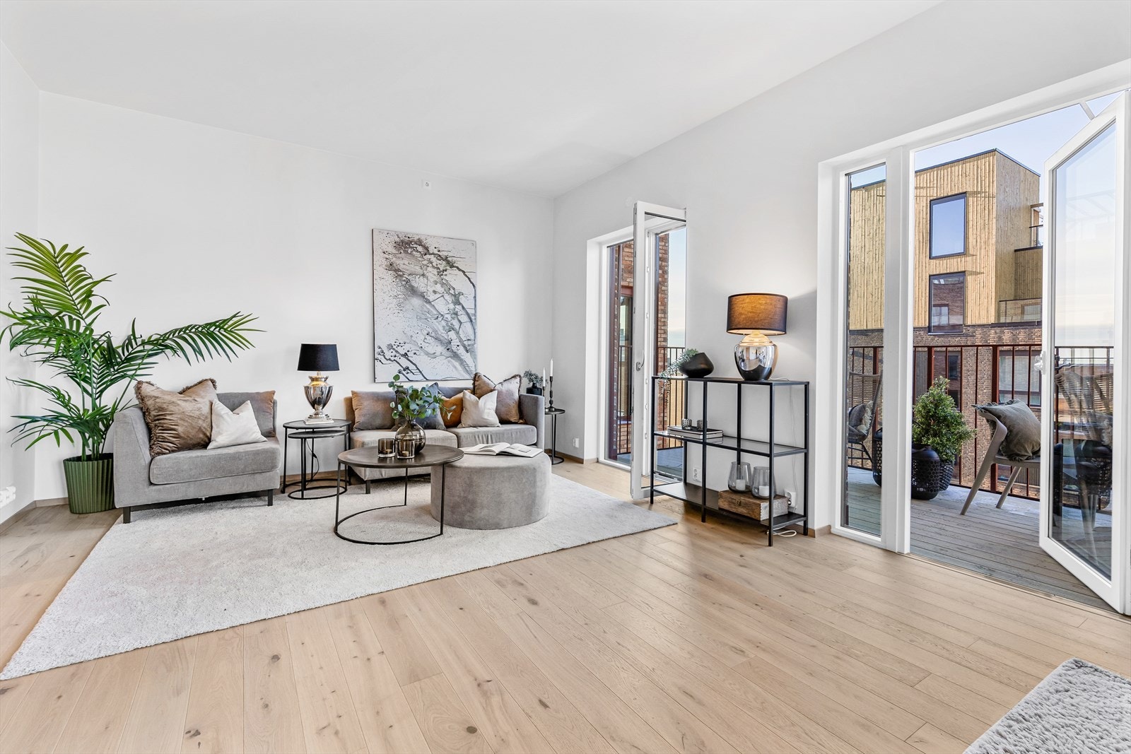 Utgang fra stuen til solrik balkong. Galleribilde