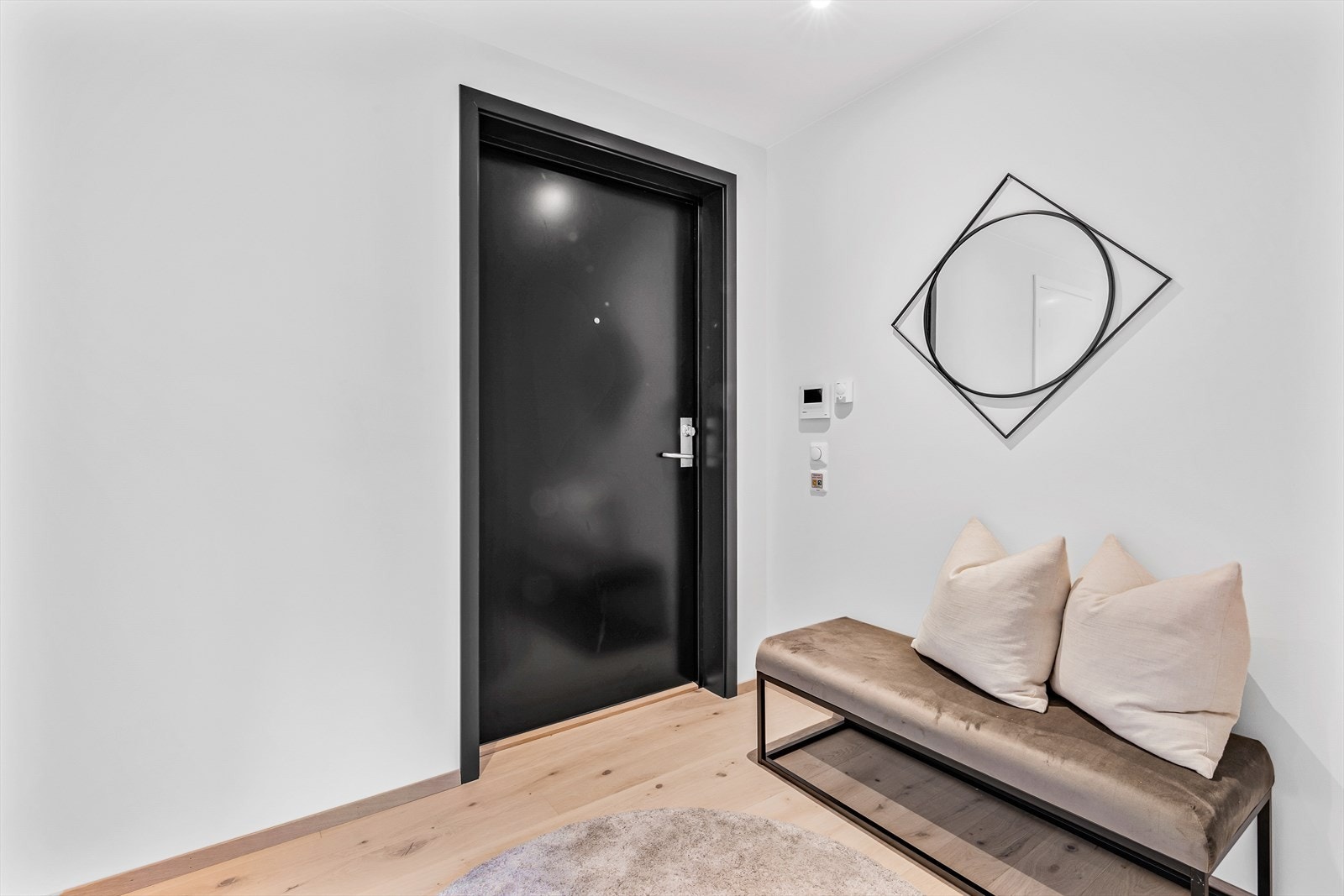 Inngangsdør til leiligheten. Galleribilde