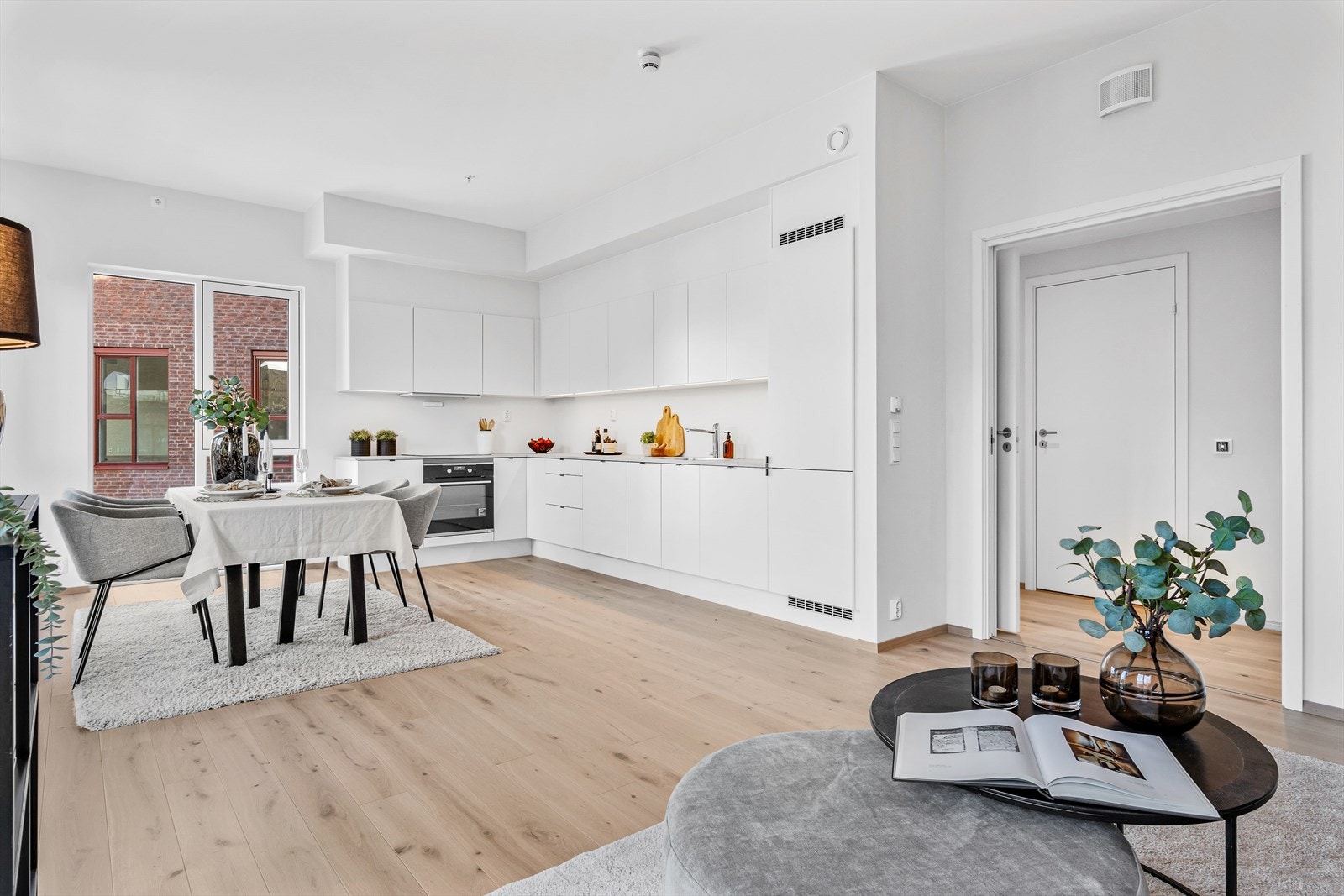 Kjøkkenet har godt med skap og benkeplass. Galleribilde