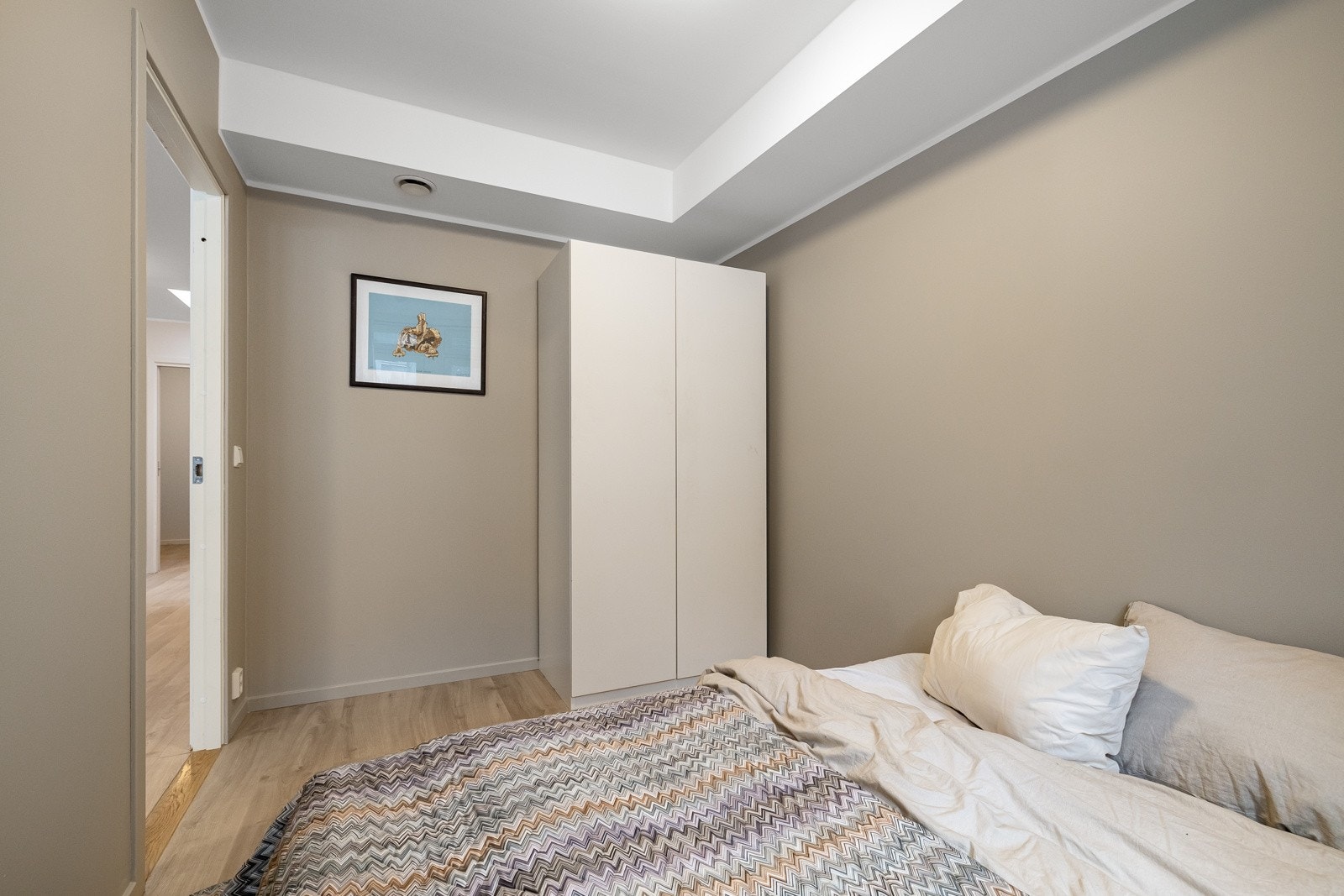 God plass til dobbeltseng og garderobe. Galleribilde