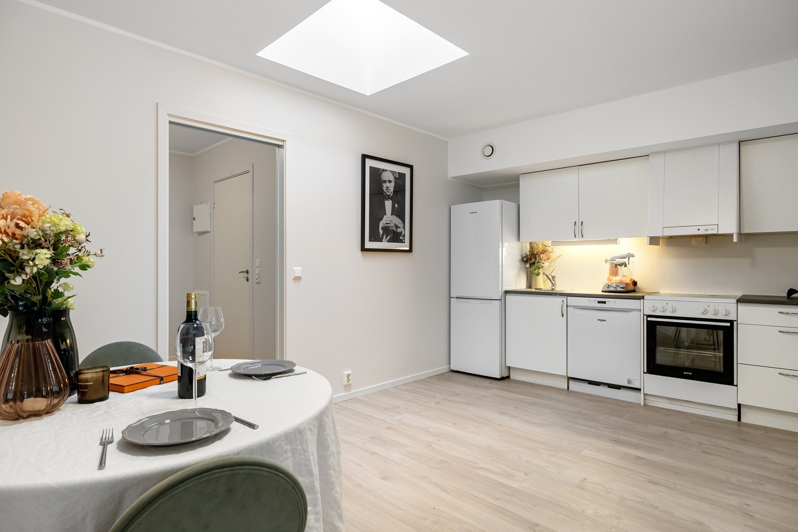 Luftig og åpen planløsning, likevel fine soneinndelinger som danner et naturlig skille mellom kjøkken og stue. Galleribilde