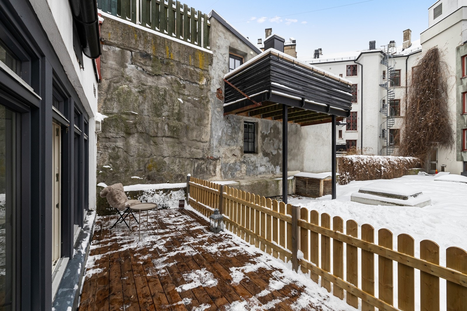 Sydvest-vendt terrasse med tilbaketrukket og rolig beliggenhet i indre gårdsrom. Galleribilde