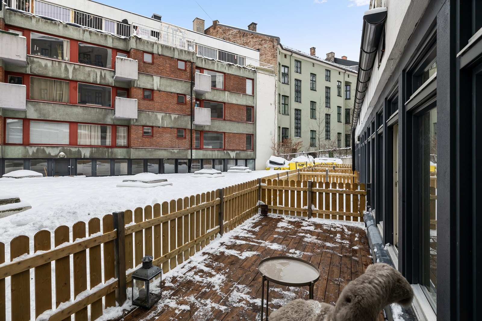 Leiligheten har kun adkomst fra gårdsrom. Her bor du svært skjermet i rolige omgivelser uten innsyn fra gaten. Galleribilde