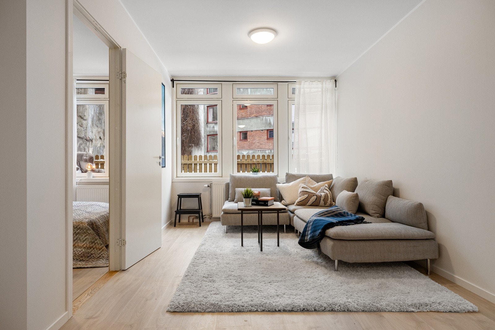 Optimal planløsning med mye lysinnslipp fra store vindusflater. God utforming med fine, naturlige soner som gjør det enkelt å innrede etter ønske. Galleribilde