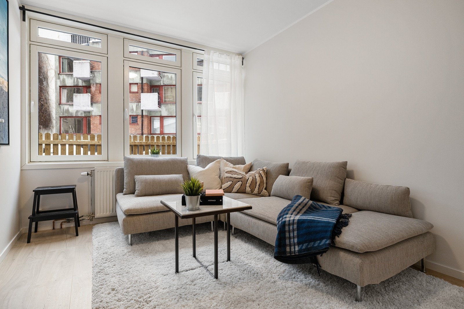 God plass til stor sofagruppe, bord, sittegruppe, TV og øvrig ønsket møblement. Galleribilde