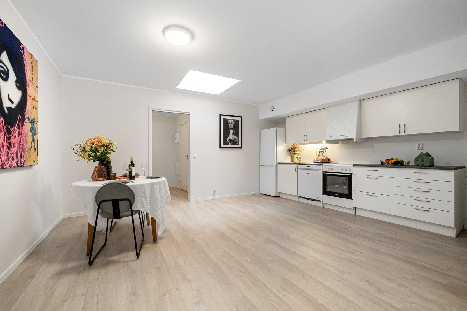 Moderne og lekkert énstavs gulv fra 2024 som er gjennomgående i samtlige oppholdsrom. Galleribilde