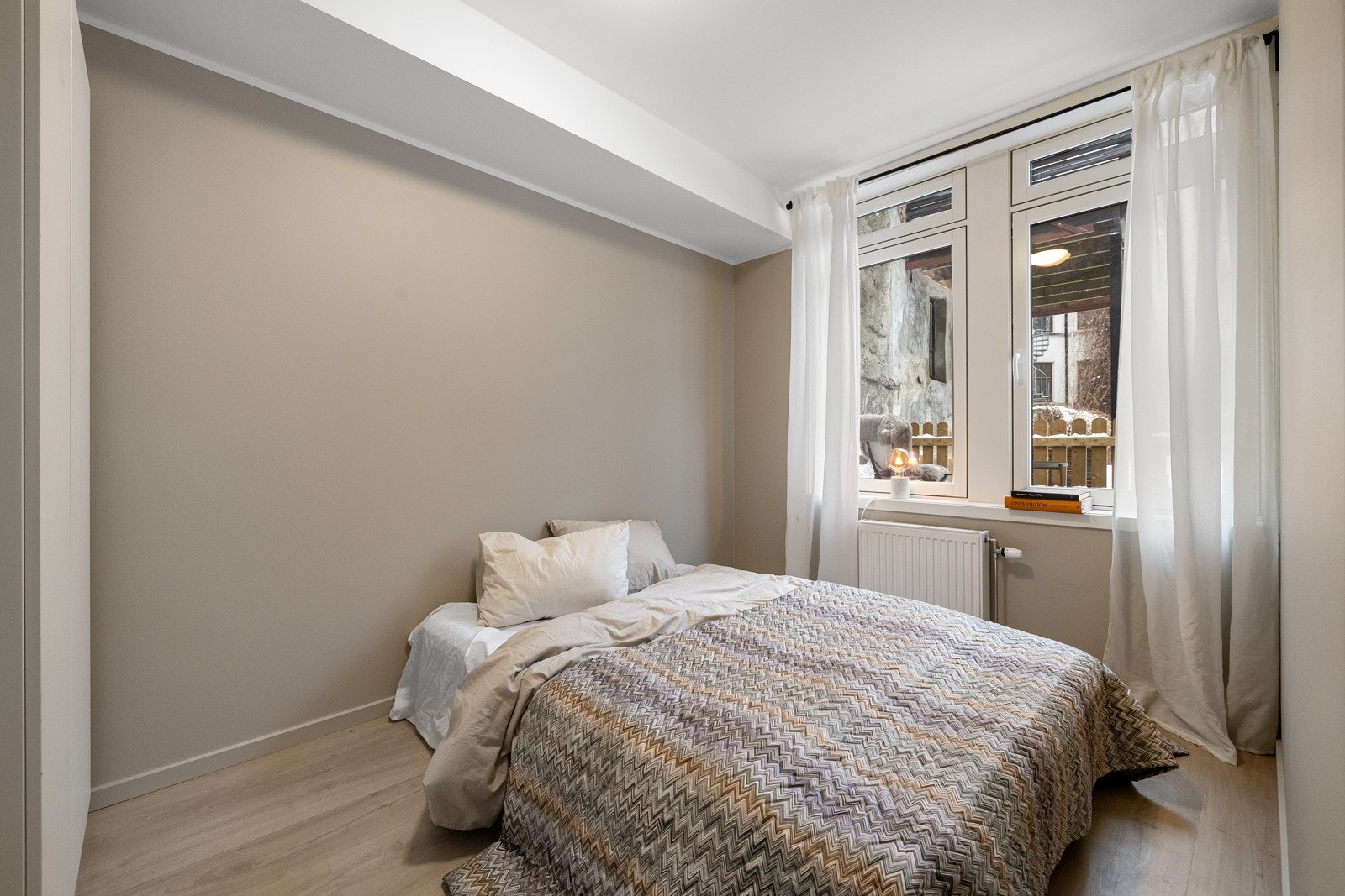 Lyst og romslig soverom med nymalte overflater og nytt énstavs gulv (2024). Galleribilde