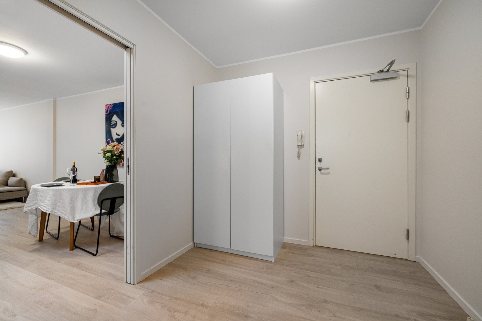 Lys og innbydende entré med god plass til garderobe. Galleribilde