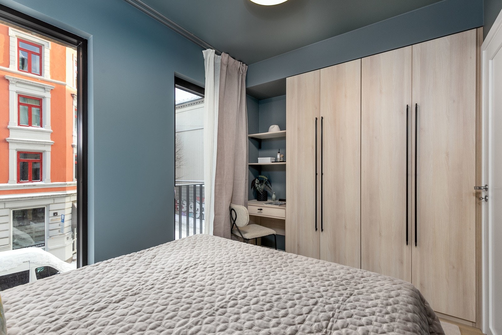 Moderne soverom med plassbygget garderobeløsning og kontorpult. Stilfull integrert sengegavl med speil. Galleribilde