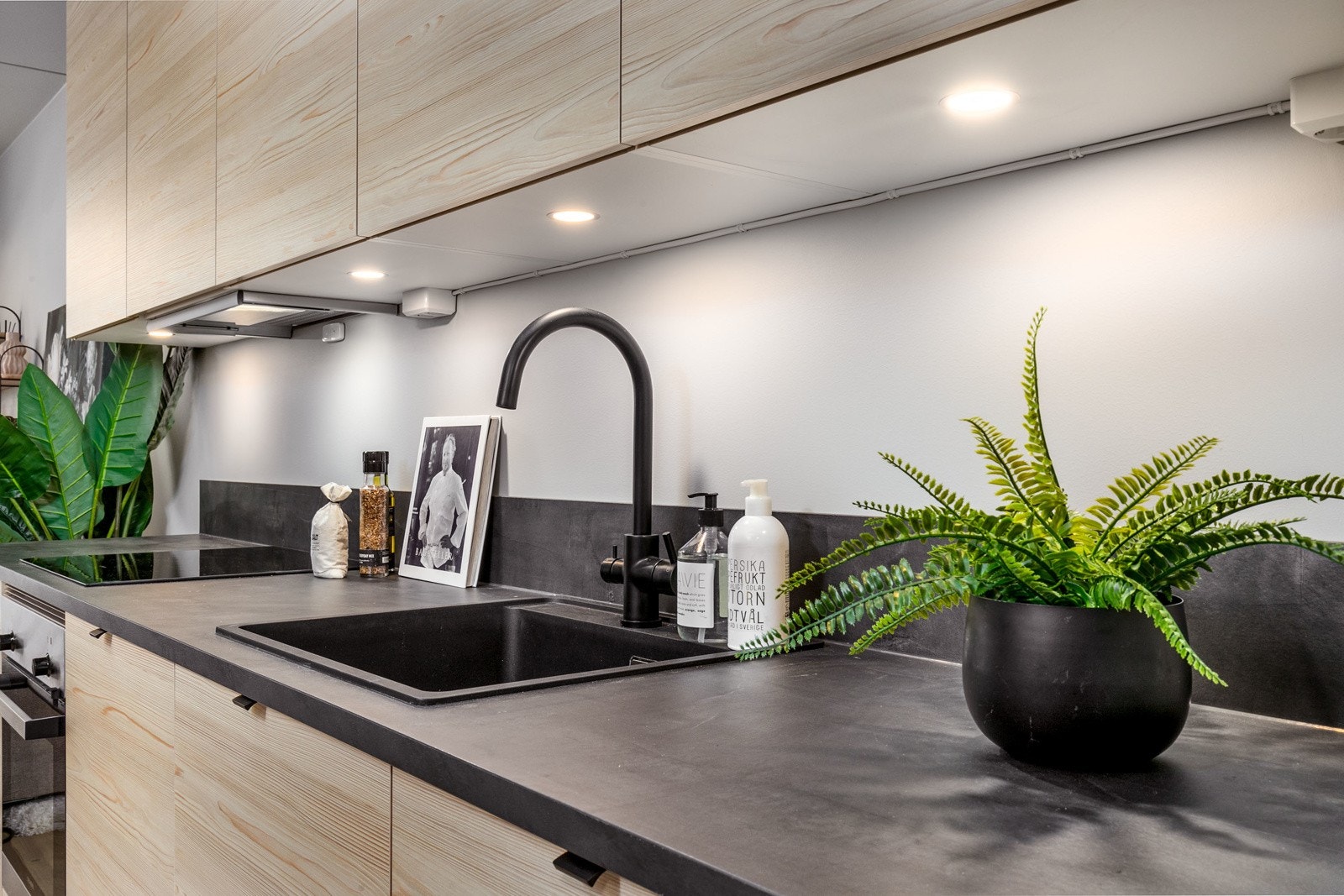 Laminat benkeplate i farge sandsten med 15 cm oppkant Galleribilde