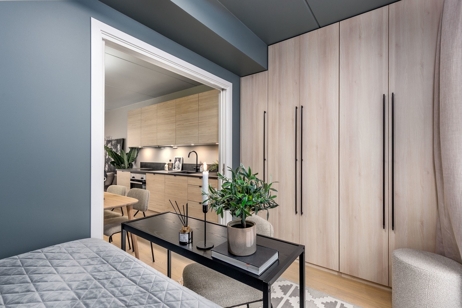 Delikat soverom med stor integrert garderobeløsning og sengegavl, egen balkong og to flyøet dør mot kjøkken. Galleribilde