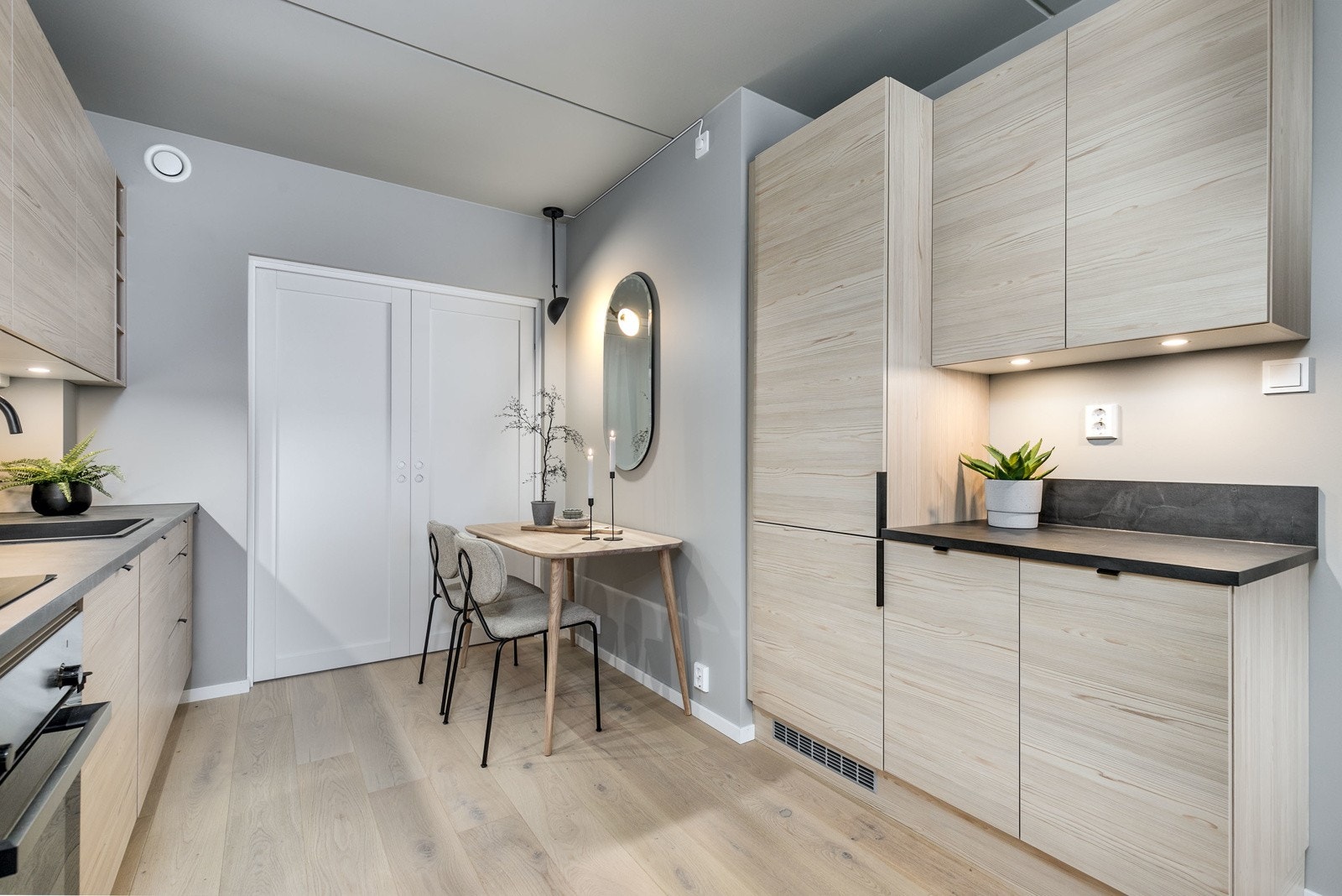 Kjøkken på begge sider av rommet gir godt med benkplass Galleribilde