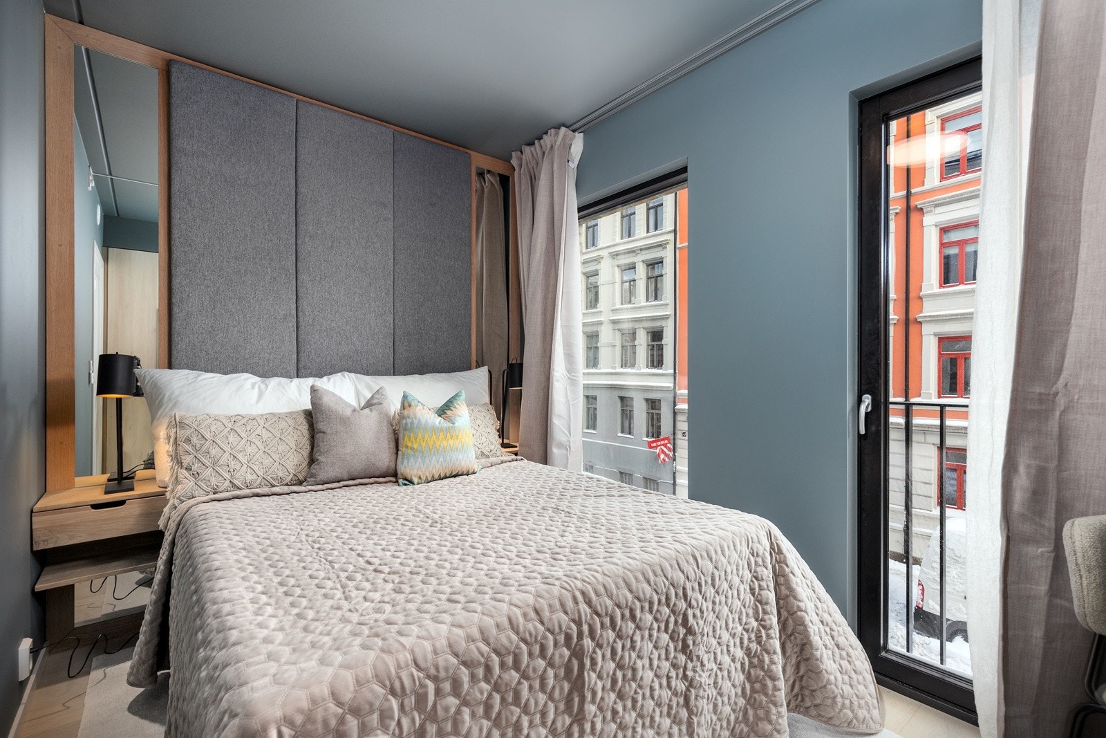 Moderne soverom med plassbygget garderobeløsning og kontorpult. Stilfull integrert sengegavl med speil. Galleribilde