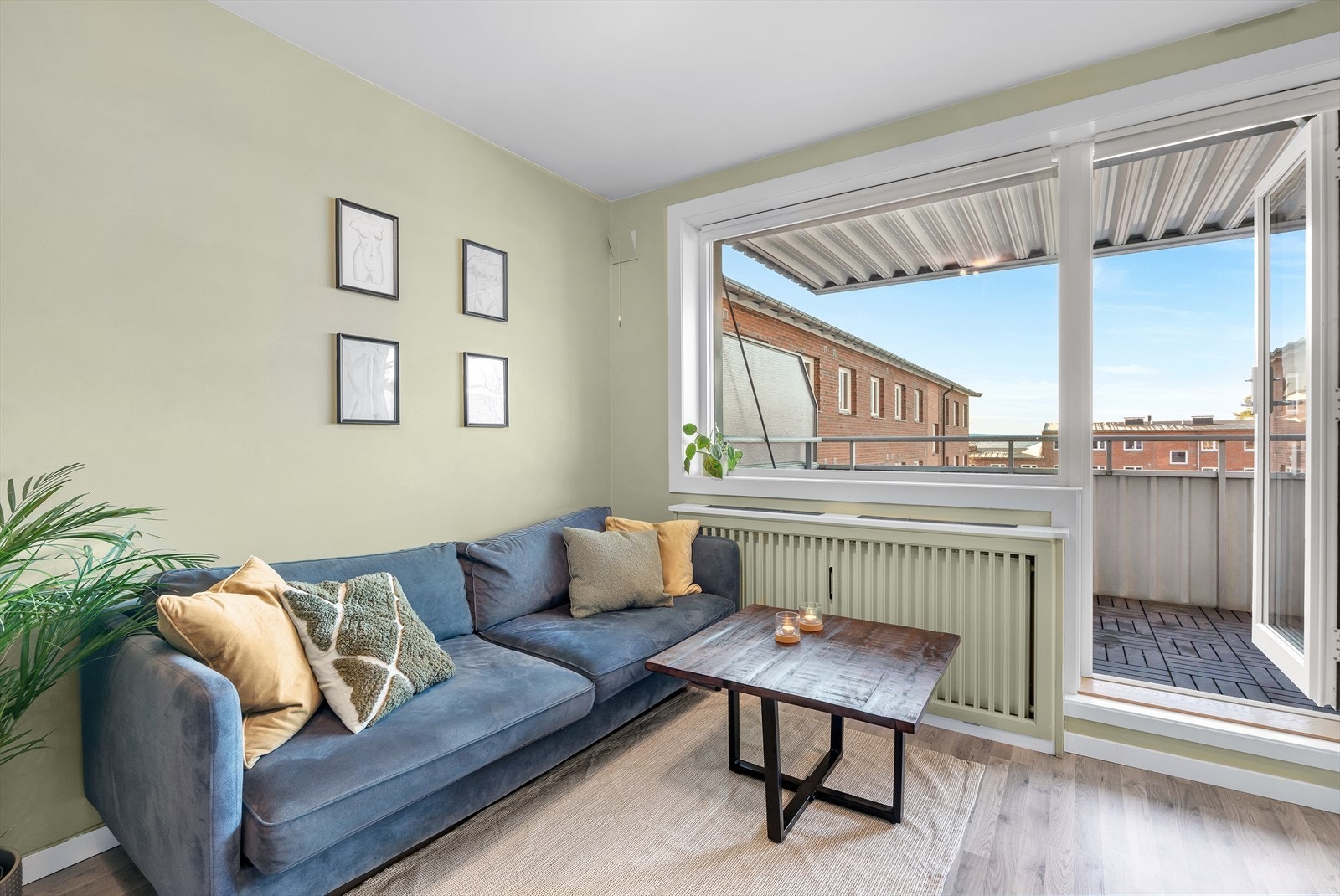 Stuen, i likhet med balkongen, bader i godt sollys på de fineste dagene. Galleribilde