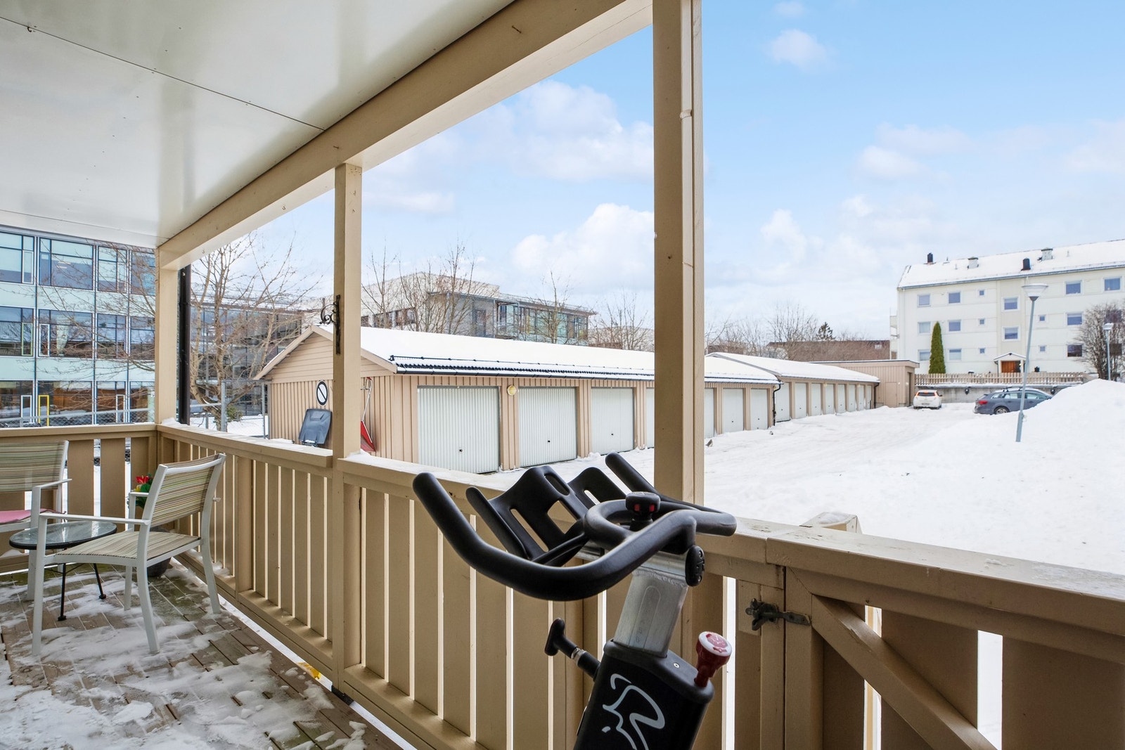 Stor vestvendt balkong på 18,5 m² med rikelig plass til utemøblement. Direkte tilgang til tunet. Galleribilde