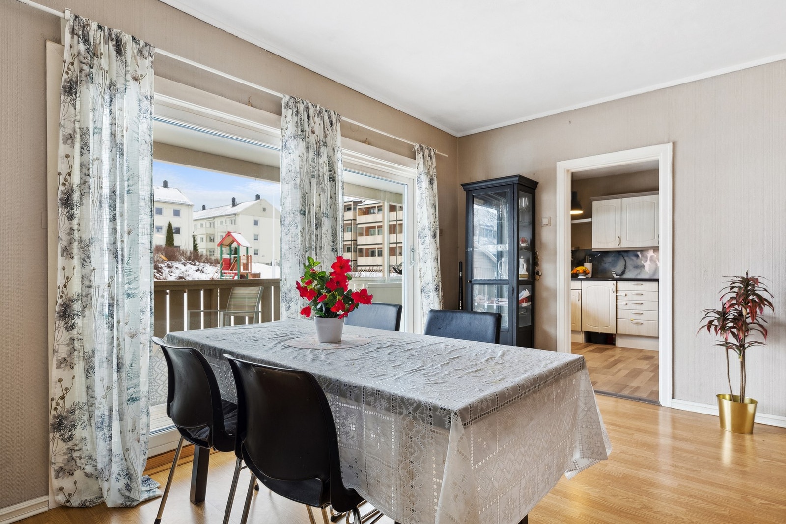 Fra stuen er det direkte utgang til romslig balkong på 18,5 m². 3-lags glass som bidrar til å holde kulden ute. Galleribilde