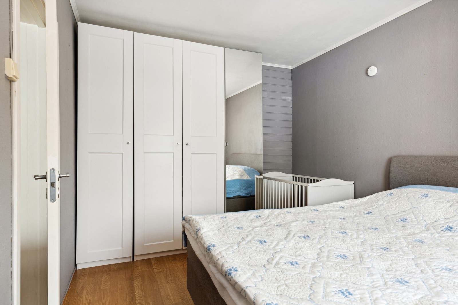 Romslig soverom på 12 m² med god oppbevaringsplass. Galleribilde