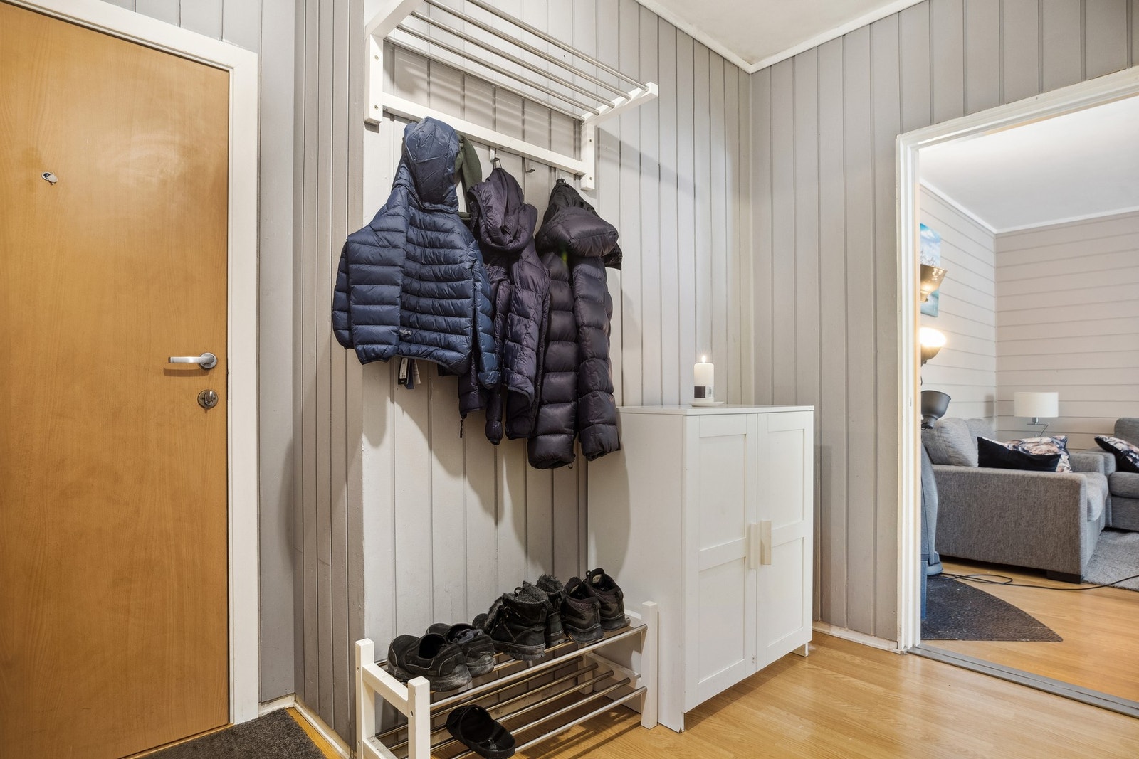 Romslig entré på 5 m² med god plass for oppbevaring av yttertøy. Galleribilde