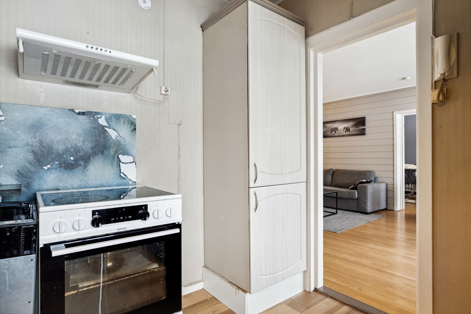 Direkte tilgang til kjøkken fra stue. Galleribilde