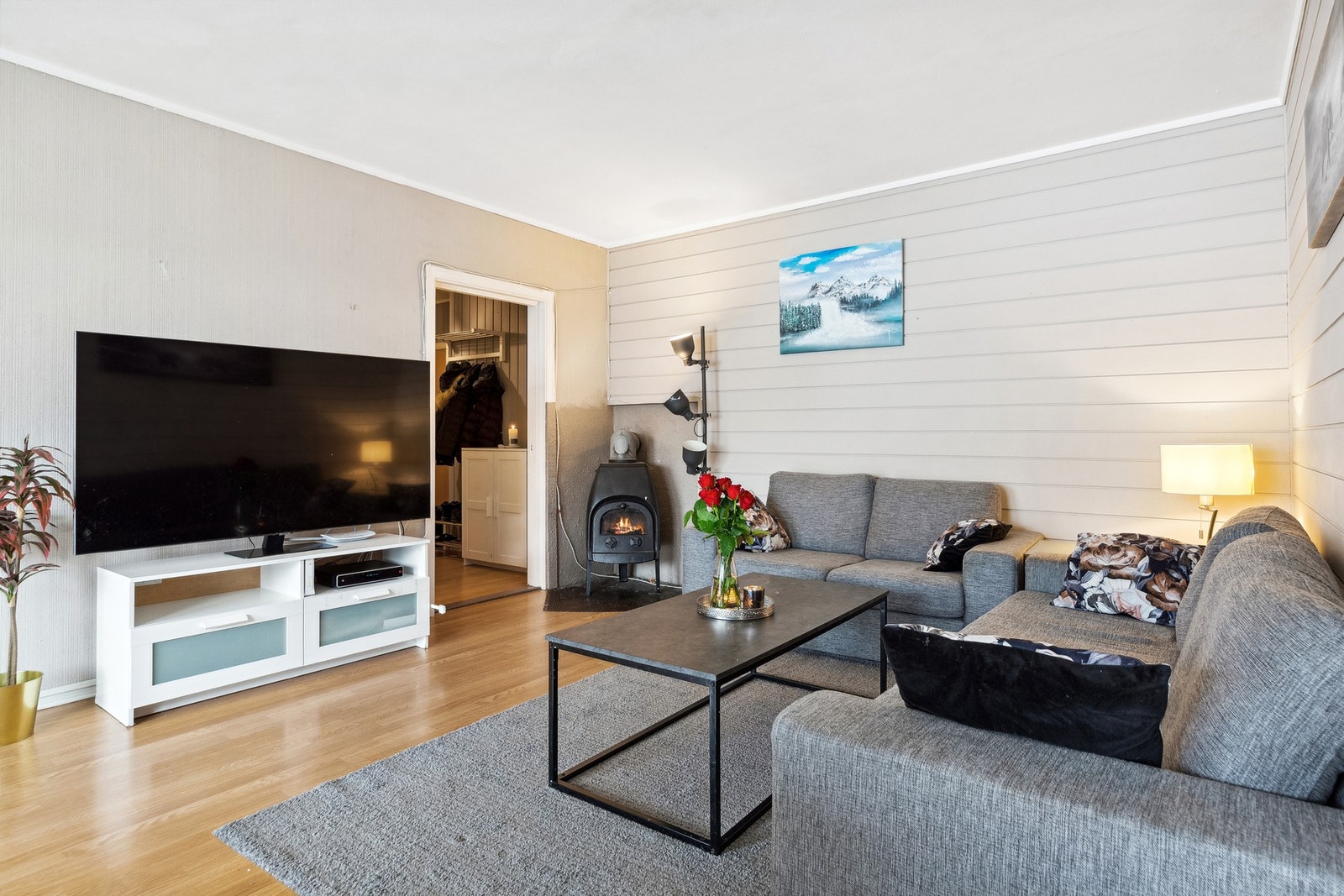 Vedfyring for kalde vinterdager og lavere strømpriser. Leiligheten disponerer 2 boder på ca. 3 og 8 m². Galleribilde