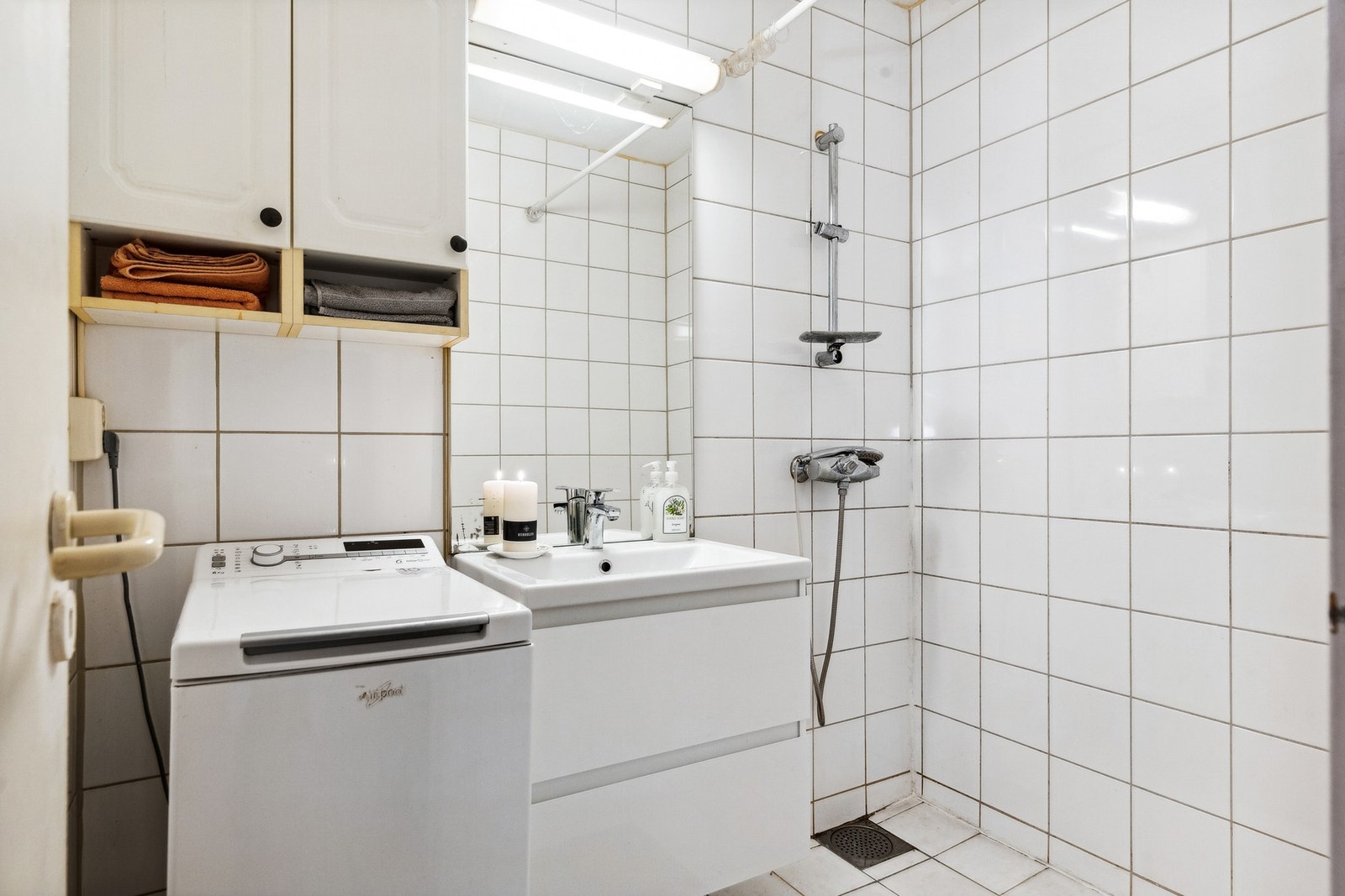 Lyst og flislagt bad med varmekabler. Galleribilde