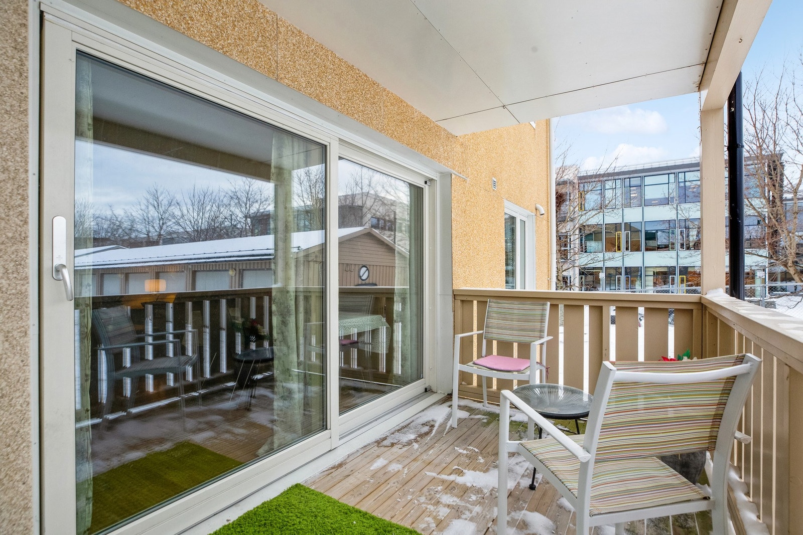 Stor vestvendt balkong på 18,5 m² med rikelig plass til utemøblement. Direkte tilgang til tunet. Galleribilde