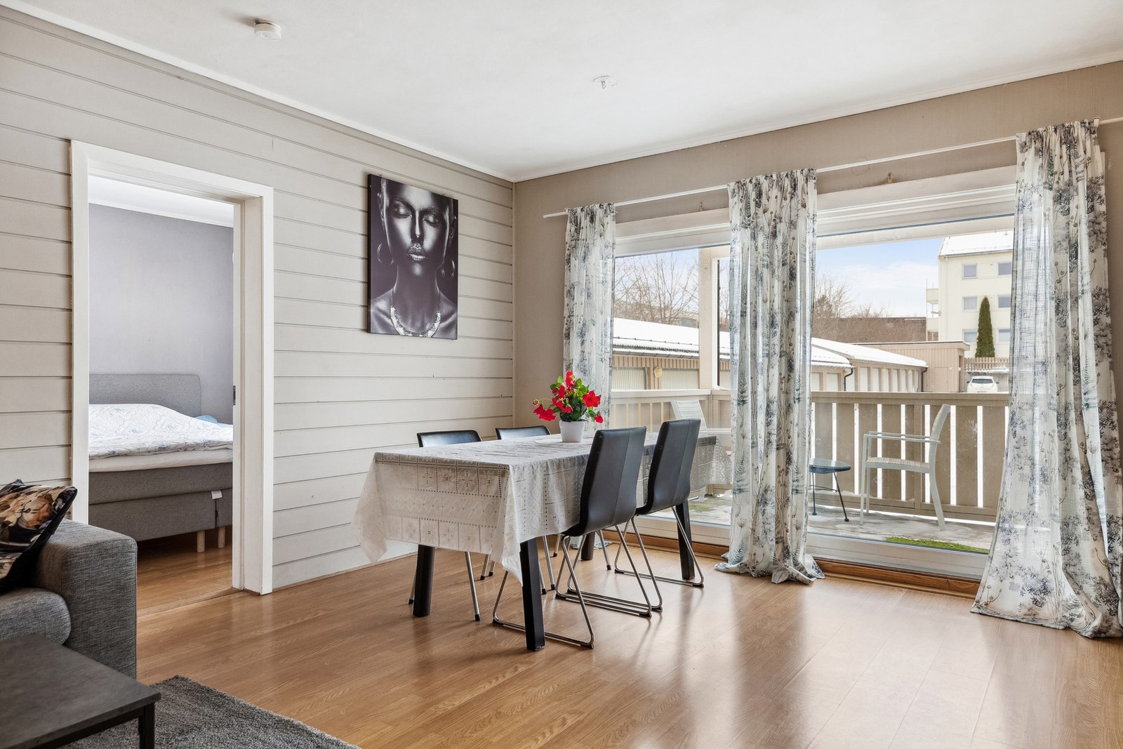 God plass til spisebord på stue som frigjør plass på kjøkken. Galleribilde