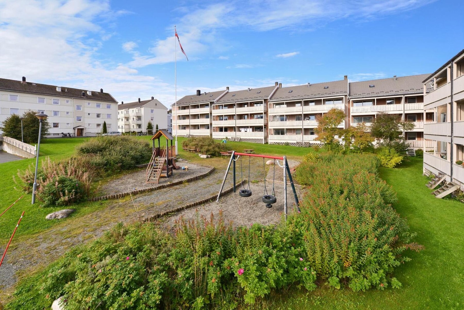 Sommerbilde av borettslag. Galleribilde