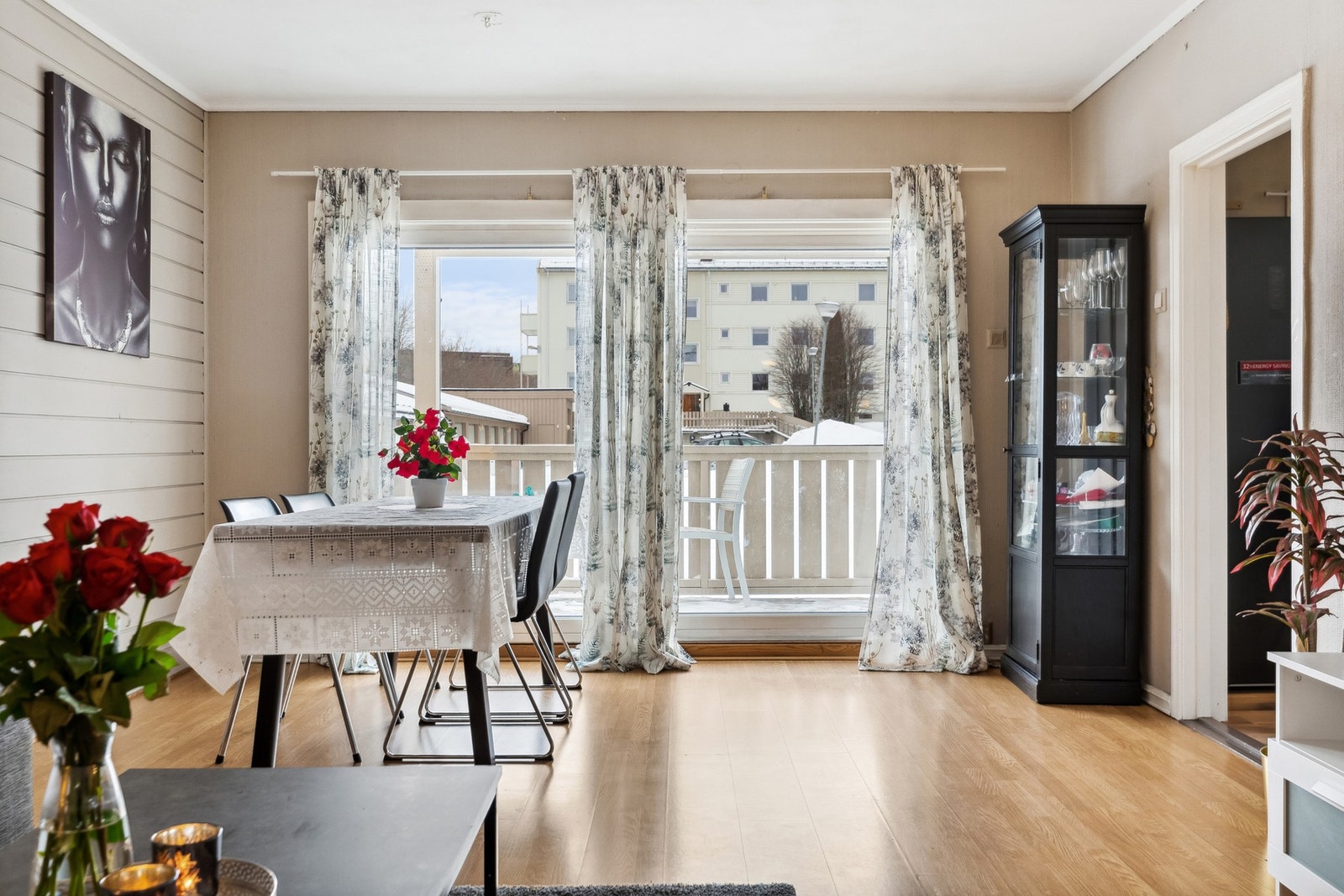 Balkongen ligger vestvendt ut mot rolige omgivelser. Galleribilde