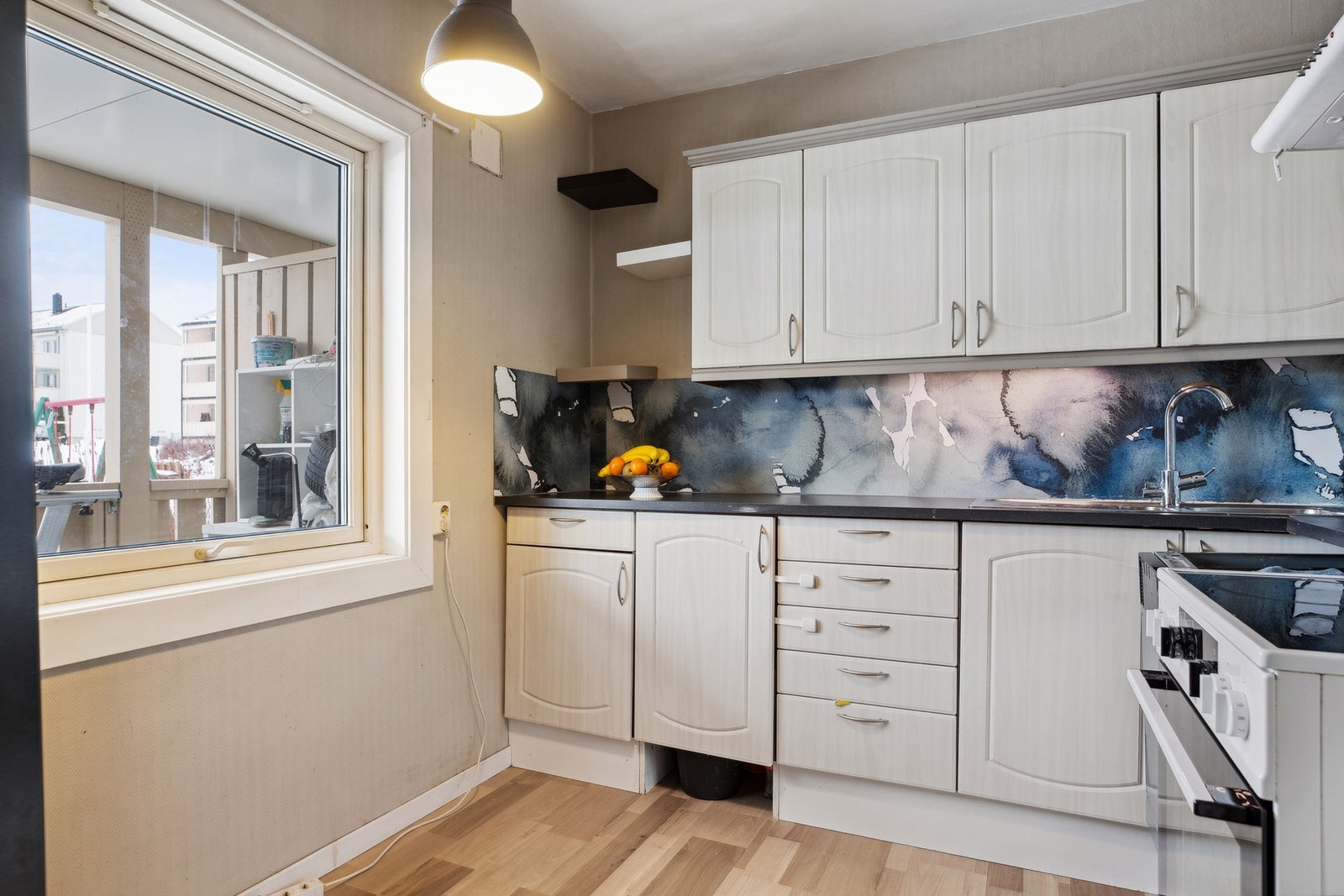 Lyst kjøkken på 8 m² med gode oppbevaringsmuligheter i skap. Galleribilde