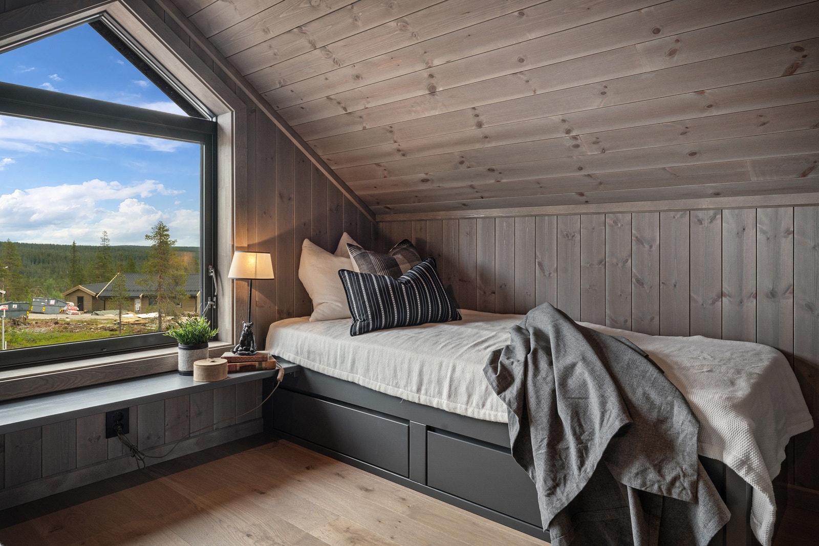 På hemsen er det plassbygget senger Galleribilde