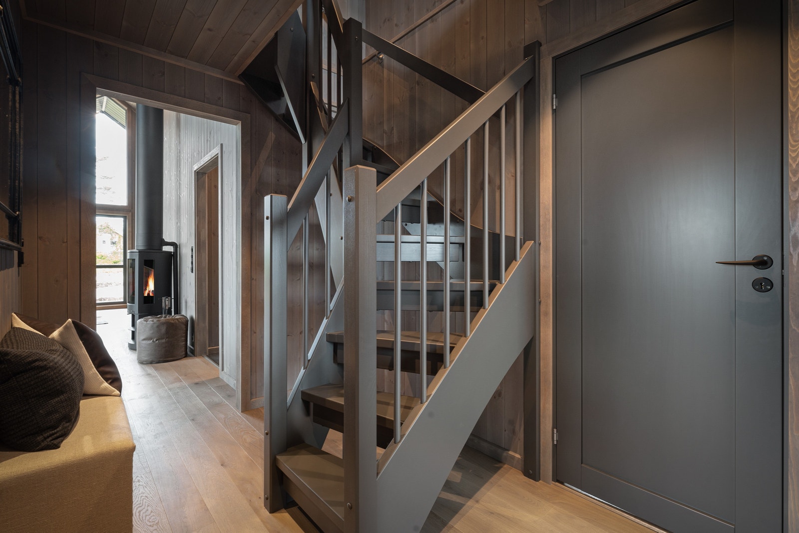 Opp til hemsen har man en god trapp Galleribilde