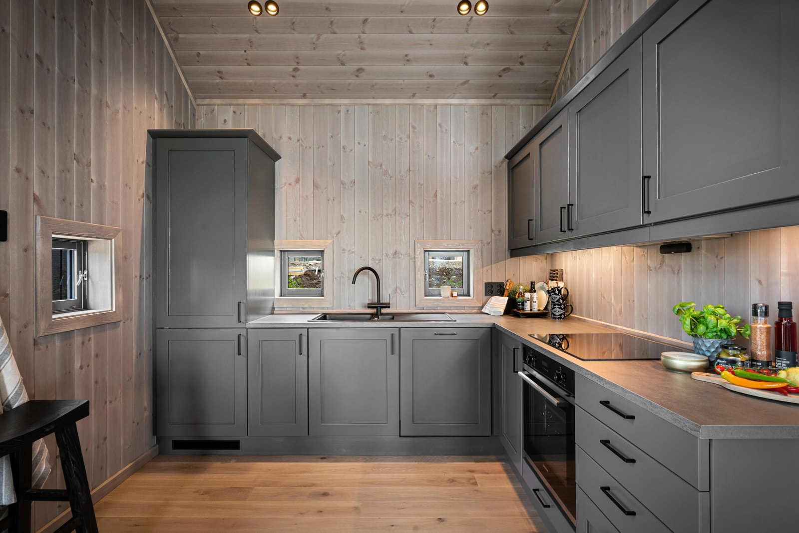 Fargen på kjøkkenet er i samme farge som innvendige dører, trapp og vinduer Galleribilde