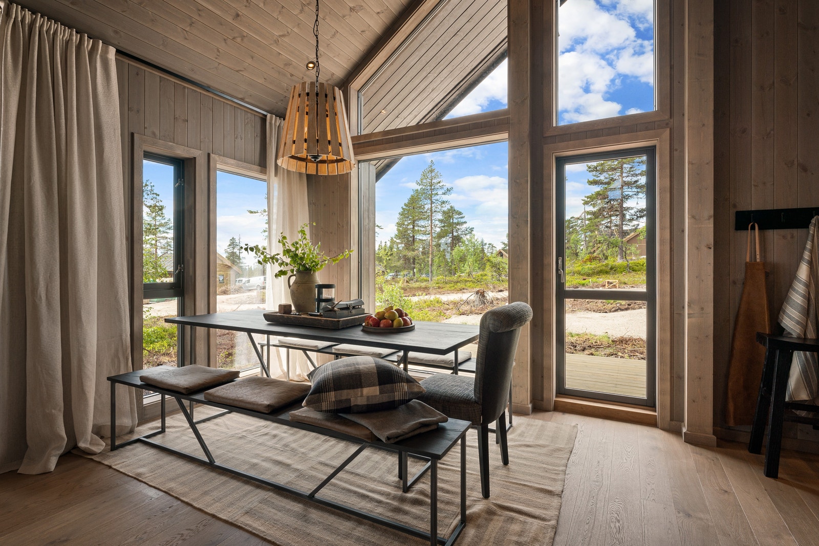 Spisestua har gode vinduer i 2 retninger Galleribilde