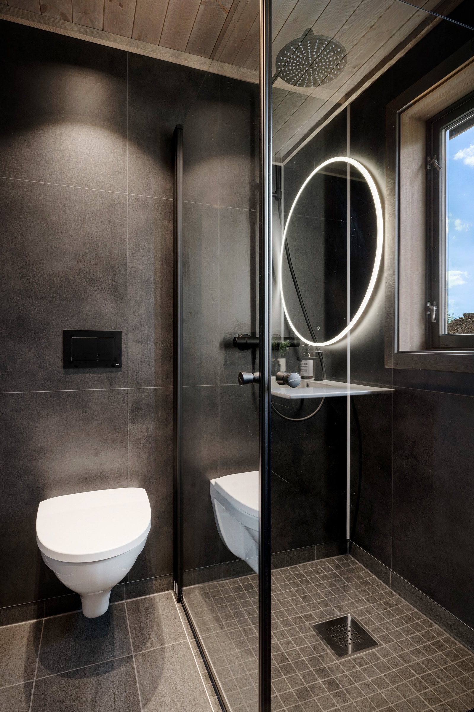 Vegghengt toalett og en romslig dusj Galleribilde