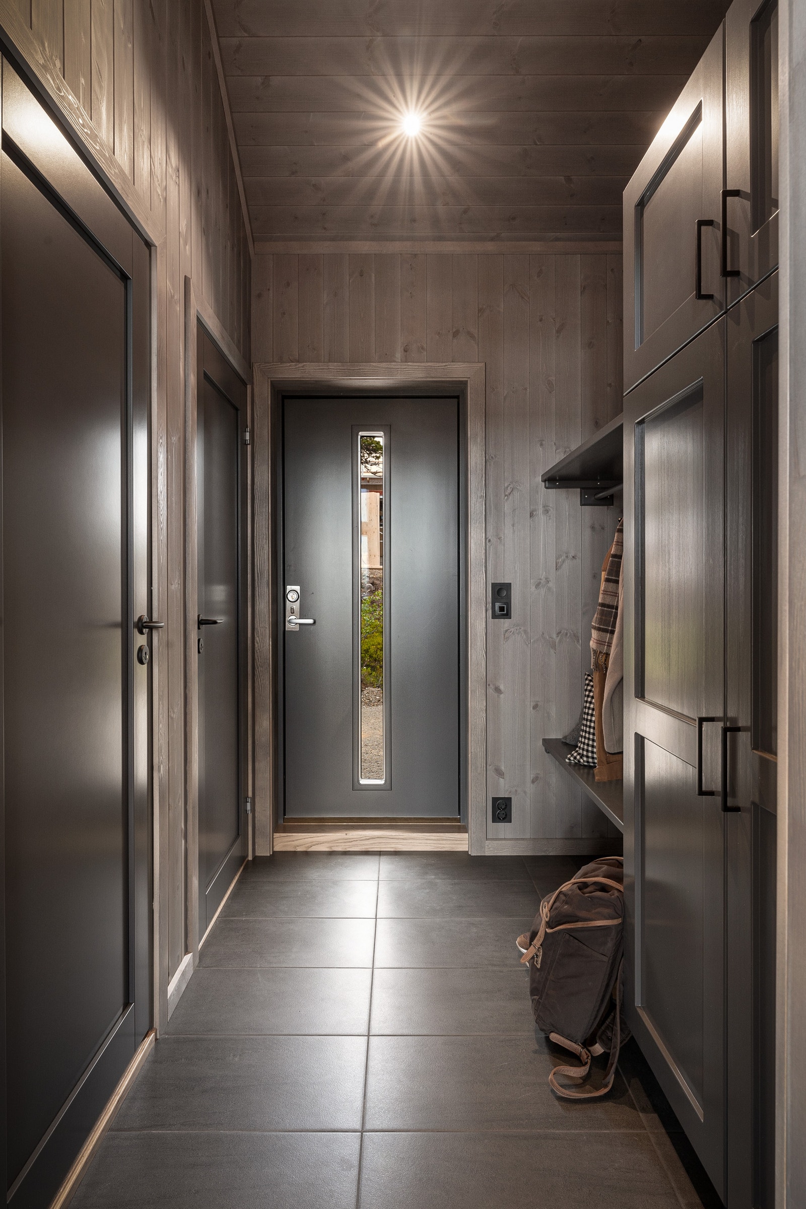 Det medfølger plassbygget garderobe med sittebenk fra Bakkens Treprodukter Galleribilde