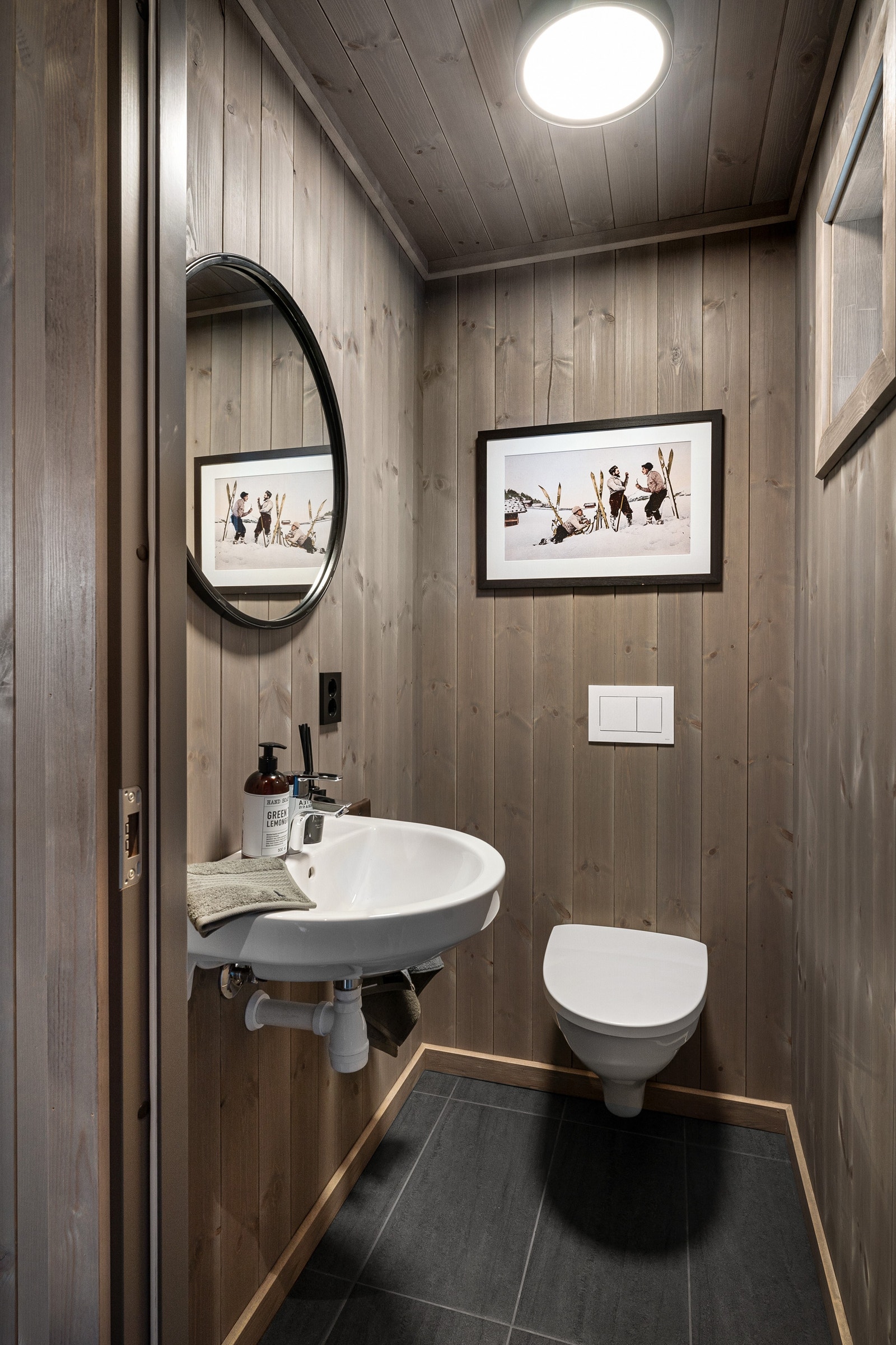 I tilknytning til gangen finner man et meget praktisk gjestetoalett Galleribilde