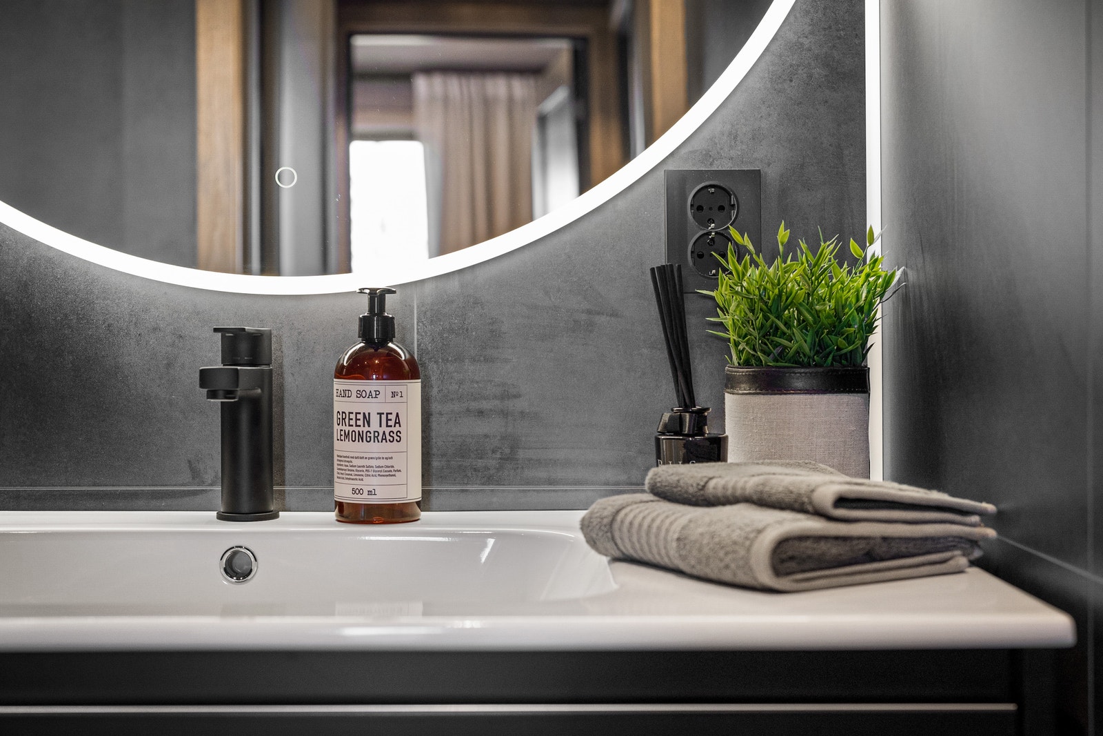 Speilet med integrert lys er prikken over i`en Galleribilde